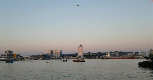 31일 새벽 포항구항 입구에서 어선과 바지선이 충돌, 선원 3명이 바다에 빠져 해경이 헬기와 잠수부 등을 동원해 수색하고 있다. 포항해양경찰서 제공