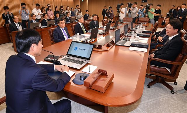 이주열 한국은행 총재가 31일 오전 서울 중구 한국은행에서 금융통화위원회를 주재하고 있다. 뉴스1