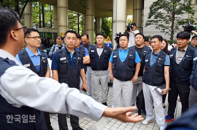 31일 서울 서초구 서울중앙지법에서 일부 승소 판결을 받은 노조원들이 판결 결과에 대해 이야기 하고 있다. 2017.8.312017.8.31 신상순 선임기자ssshin@hankookilbo.com /2017-08-31(한국일보)