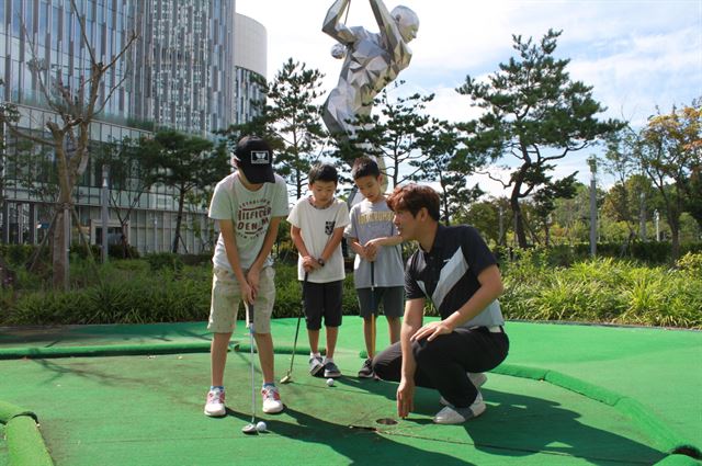 국내 최초 골프복합테마파크 골프존조이마루가 9월 1일부터 외부 미니골프장에서 어린이 무료 ‘미니골프교실’을 운영한다. 골프존뉴딘 제공