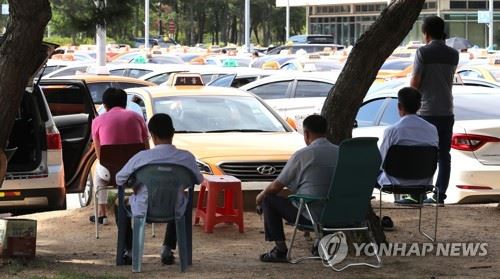 휴식 중인 택시기사들. 연합뉴스