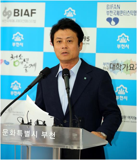 김만수 경기 부천시장이 31일 시청 브리핑룸에서 기자회견을 열고 상동 영상문화산업단지 내 신세계백화점 건립을 위한 토지매매 계약을 포기한 신세계 측에 유감을 표명하고 있다. 부천시 제공