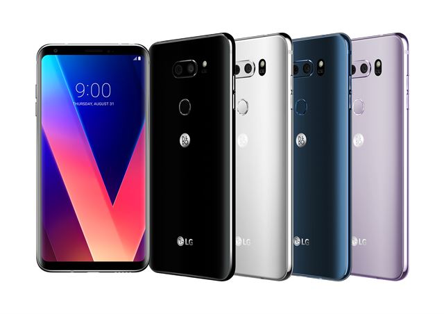 31일 독일 베를린에서 공개된 LG전자 하반기 전략 스마트폰 'V30'. LG전자 제공