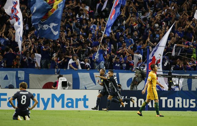 일본 축구대표팀이 31일 홈에서 열린 호주와 2018 러시아월드컵 최종예선에서 2-0 승리를 거둔 뒤 환호하고 있다. 사이타마=AP 연합뉴스