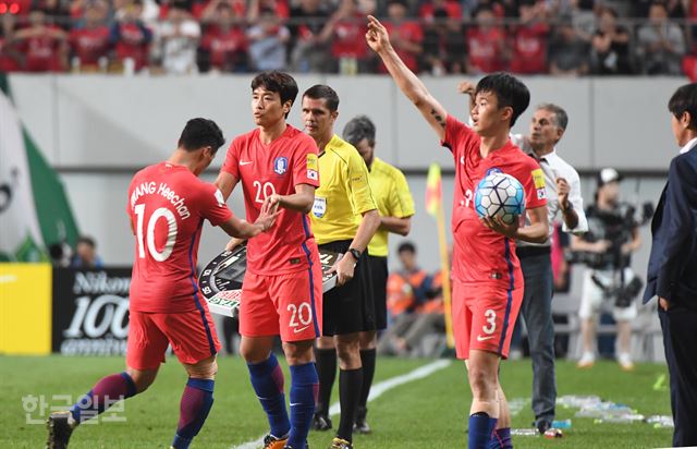 [저작권 한국일보] 31일 오후 9시 상암동월드컵경기장에서 열린 한국과 이란의 최종예선 A조 9차전 후반 43분 이동국선수가 교체출전 하고 있다