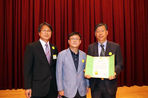 왼쪽부터 이상진 삼육대 평생교육원장, 김성환 노원구청장, 박순향 평생교육원 부원장