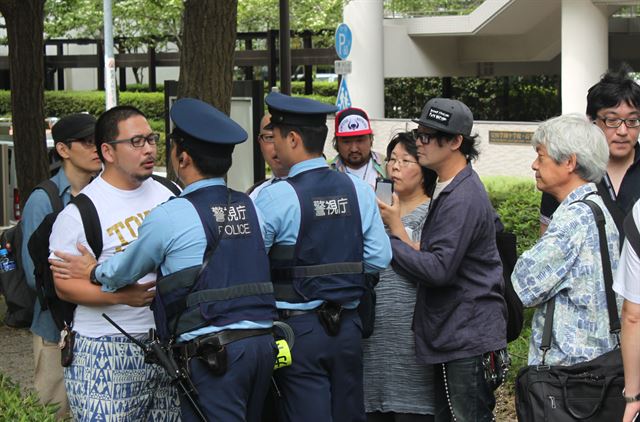 일본 도쿄 스미다(墨田)구 도립 요코아미초(橫網町)공원에서 1일 간토(關東) 대지진 당시 학살된 조선인들을 추도하기 위한 행사에 반대하며 항의하는 일본 우익세력들을 경찰이 저지하고 있다. 도쿄=연합뉴스