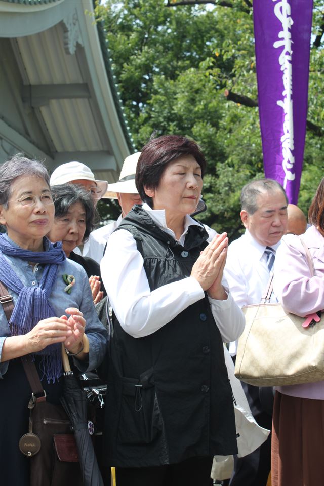 일본 도쿄 스미다(墨田)구 도립 요코아미초(橫網町)공원에서 시민들이 1일 간토(關東) 대지진 당시 학살된 조선인들을 추도하고 있다. 도쿄=연합뉴스