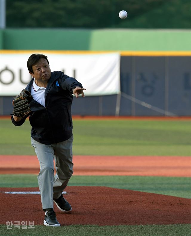 제45회 봉황대기 고교야구 충암고와 야탑고의 결승전에 앞서 이준희 한국일보 사장이 시구하고 있다. 서재훈기자