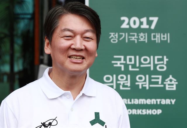 안철수 국민의당 대표가 지난달 30일 경기도 양평 한국방송광고진흥공사(코바코)연수원에서 열린 2017 정기국회 대비 의원 워크숍에서 오전 일정을 마친 뒤 취재진의 질문에 답하고 있다. 양평=연합뉴스