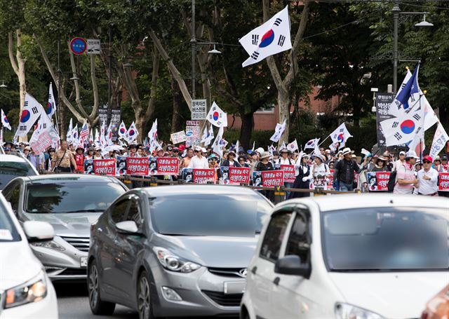 주말인 2일 오후 서울 대학로에서 박근혜 전 대통령을 지지하는 대한애국당은 박근혜 전 대통령 석방을 요구하며 행진하고 있다. 연합뉴스