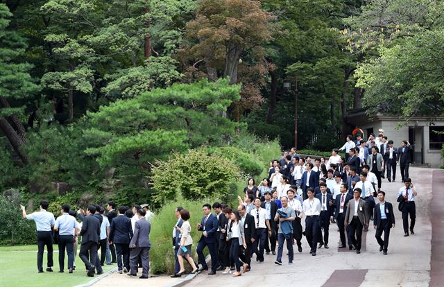 청와대가 지난달 17일 문재인 대통령 취임 100일을 맞아 출입기자들을 대상으로 청와대 경내 공개행사를 했다. 청와대 제공=연합뉴스