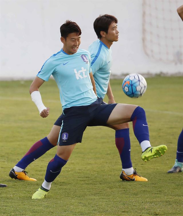 이동국(왼쪽)과 함께 훈련 중인 손흥민. 타슈켄트=연합뉴스