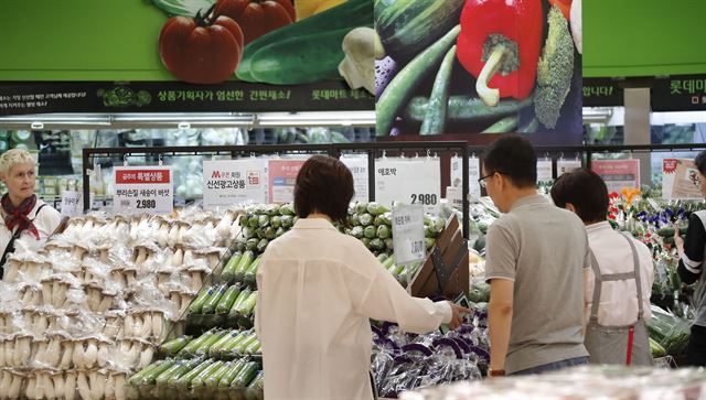 3일 서울시내 한 대형마트에서 소비자들이 채소 가격을 살펴보고 있다. 연합뉴스