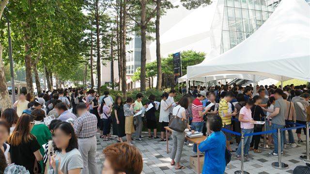 3일 서울 강남구 대치동 자이 갤러리에 마련된 GS건설 ‘신반포 센트럴자이’ 견본주택을 찾은 방문객들이 입장을 기다리고 있다. GS건설 제공