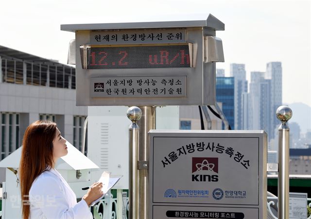 서울지방방사능측정소에서 측정연구원이 환경방사선 감시기를 살펴보고 있다. 홍인기 기자