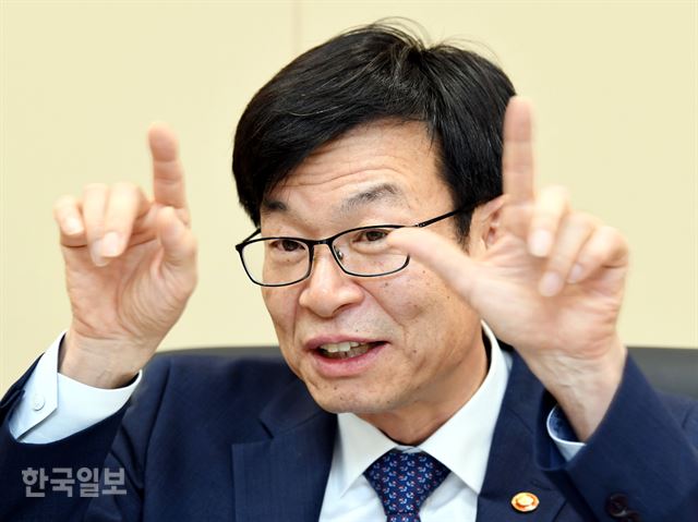 김상조 공정거래위원장은 지난달 29일 서울 중구 남대문로 공정거래조정원에서 한국일보와 인터뷰를 갖고 재벌 ‘일감 몰아주기’ 조사와 관련 “총 45개 그룹에 대한 기초적인 서면 실태 조사 결과 법 위반 혐의가 있는 잠재적 조사 대상 그룹이 ‘두 자릿수’에 달하는 것으로 나타났다”고 밝혔다.