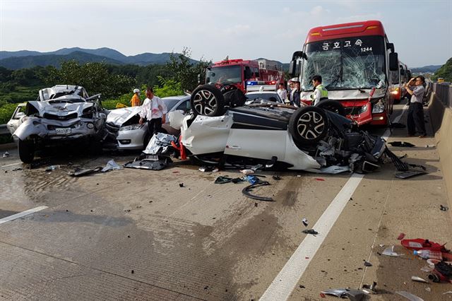 2일 오후 충남 천안시 동남구 광덕면 천안-논산고속도로 하행선 265㎞ 지점 정안휴게소 인근에서 버스 1대와 승용차 7대가 잇따라 충돌해 사고수습 및 구조작업이 이뤄지고 있다. 이날 사고로 버스에 들이받힌 현대 싼타페 운전자 48세 이 모 씨와 함께 타고 있던 39세 여성 엄 모 씨 등 두 명이 숨지는 등 인명피해가 발생했다. 사진=천안동남소방서 제공