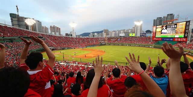 지난 2일 부산 한화전에서 사직구장을 꽉 채운 만원관중. 롯데 제공