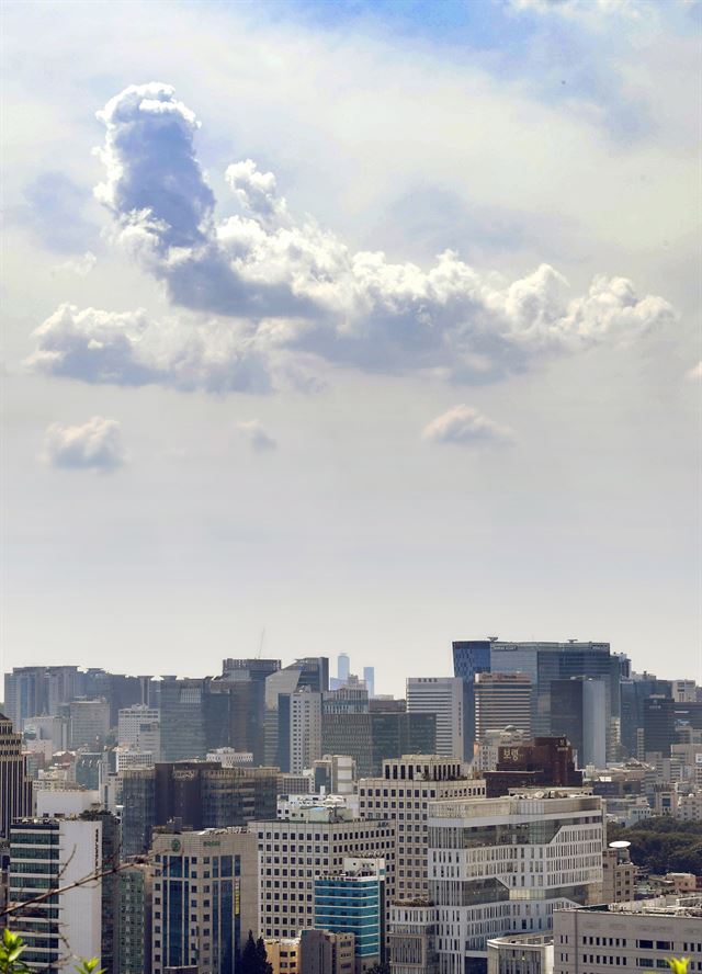 서울 낙산공원에서 발견한 거대한 구름 비행기가 한대. 홍인기 기자