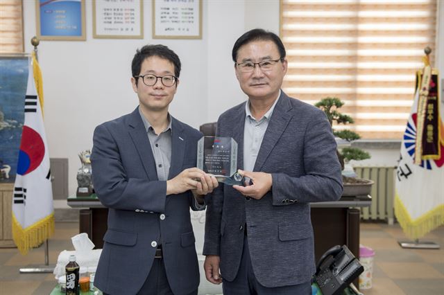 경북 울릉군 고문변호사로 위촉된 백승빈 변호사(왼쪽)가 최수일 울릉군수와 기념촬영을 하고 있다. 울릉군 제공.