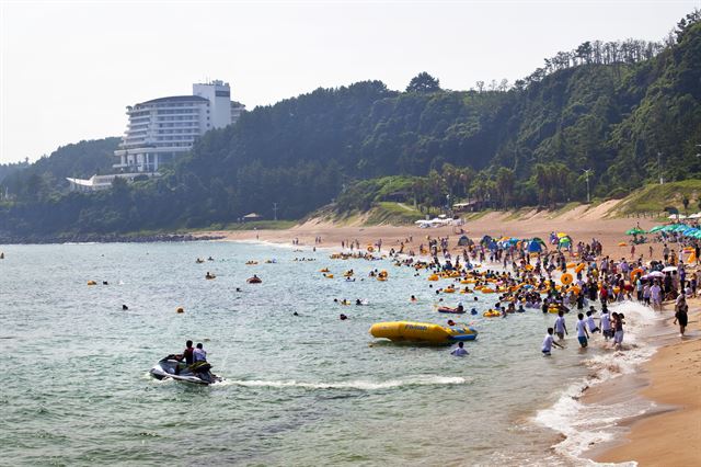 사드 여파로 중국인 단체관광객이 크게 줄면서 올해 제주 방문 관광객 1000만명 돌파 시점이 지난해보다 보름 정도 늦어졌다. 사진은 서귀포시 중문해수욕장 전경. 제주관광공사 제공.