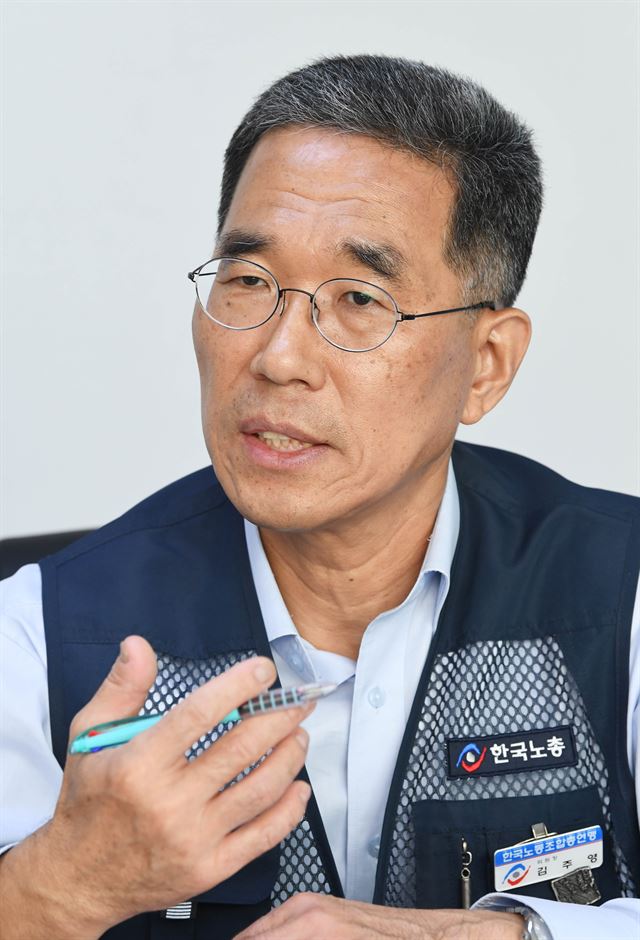 김주영 한국노총 위원장이 4일 오전 서울 여의도 한국노총 본관에서 한국일보와 인터뷰를 하고 있다. 배우한 기자