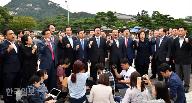 5일 오후 청와대 방문을 마친 정우택 원내대표를 비롯한 자유한국당 의원들이 분수대 광장에서 "언론탄압 중단하라" 구호를 외치고 있다.고영권기자youngkoh@hankookilbo.com