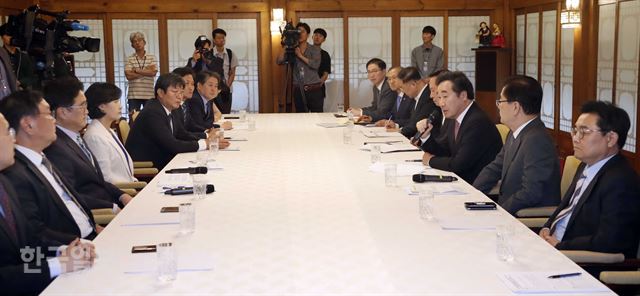 [저작권 한국일보] 모두발언하는 이낙연 국무총리