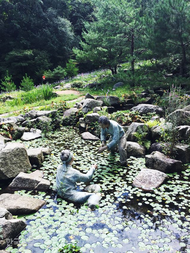 ’이효석 문학의 숲’은 소설 ‘메밀꽃 필 무렵’을 재현한 공간이다. 동이가 물에 빠진 허생원을 부축하는 장면.