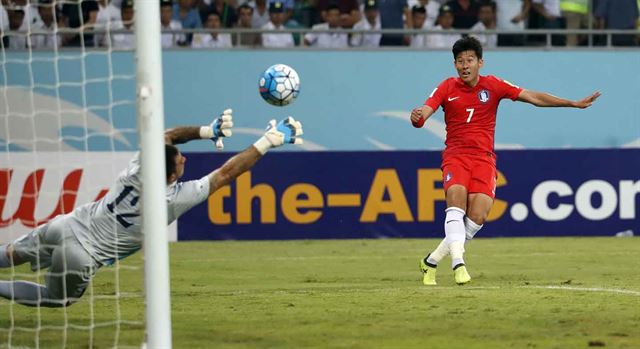 한국 축구가 9회 연속 월드컵 본선 진출에 성공했다. 신태용 감독이 이끄는 한국대표팀은 6일 오전 우즈베키스탄 타슈켄트 분요드코르 스타디움에서 열린 우즈베키스탄과의 경기에서 0-0 무승부로 아시아지역 최종예선 A조 2위를 확정해 2018 러시아 월드컵 본선 진출을 확정했다. 사진은 손흥민의 강슛에 상대 골키퍼가 몸을 날려 막는 모습. 타슈켄트=연합뉴스