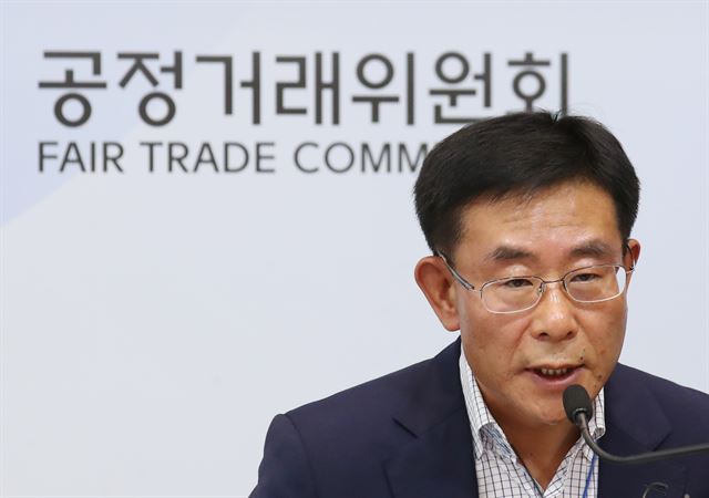 정부세종청사 공정거래위원회에서 박재규 경쟁정책국장이 57개 기업집단을 공시대상기업집단으로 지정한다고 밝히고 있다. 연합뉴스