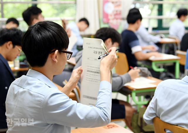 2018학년도 수능시험 모의평가가 실시된 6일 오전 서울 종로구 경복고등학교에서 학생들이 문제지를 받고 있다. 홍인기 기자