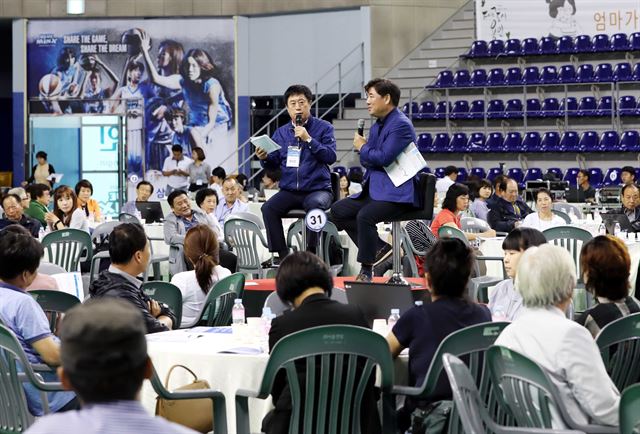 정찬민(중앙 무대 왼쪽) 경기 용인시장이 지난 5일 처인구 실내체육관에서 500인 원탁토론회에 이어 토크콘서트를 진행하고 있다. 용인시 제공