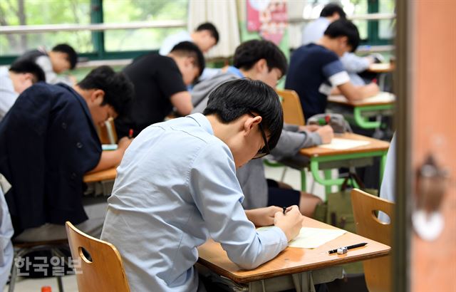 한국교육과정평가원이 시행하는 2018학년도 수능시험 모의평가가 실시된 6일 오전 서울 종로구 경복고등학교에서 학생들이 답안지에 표기를 하고 있다. 홍인기 기자