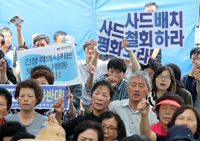 6일 오후 경북 성주군 초전면 소성리 마을회관 앞에서 열린 사드배치 반대 집회에서 참가자들이 구호를 외치고 있다. 성주=연합뉴스