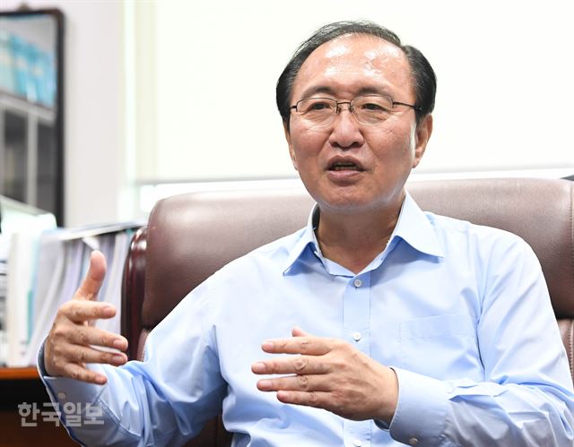 노희찬 정의당 원내대표가 6일 국회 의원회관에서 한국일보와 인터뷰를 하고 있다. 배우한 기자