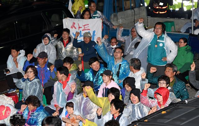 6일 저녁 경북 성주군 초전면 소성리 마을회관 앞에서 주민들이 사드배치 반대 집회를 하고 있다. 성주=홍인기 기자