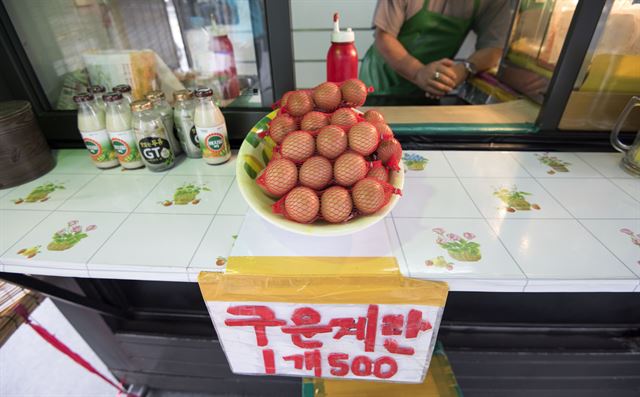 전기 조리기를 이용하는 토스트나 샌드위치는 서울시의 허가를 받아 가판대에서 판매가 가능하다.