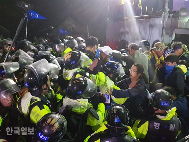 [저작권 한국일보] 고고도미사일방어체계(THAAD·사드) 발사대 4기 추가배치가 예정된 7일 오전 경북 성주군 초전면 소성리 마을회관 앞에서 경찰이 사드배치 반대 집회 참가자들을 해산시키고 있다. 성주=홍인기기자