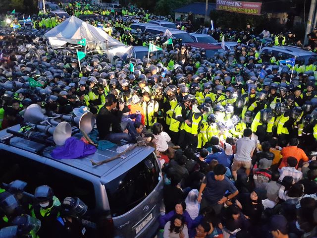 경북 성주군 소성리 마을회관 앞에서 고고도미사일방어체계(THAADㆍ사드) 발사대 추가배치에 반대하는 주민과 시민단체 회원들이 경찰과 막바지 저항하고 있다. 성주=전준호기자 jhjun@hankookilbo.com