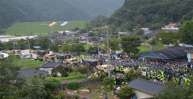 고고도미사일방어체계(THAADㆍ사드) 추가발사대 4기를 실은 미군 차량이 7일 오전 8시12분쯤 경북 성주군 초전면 소성리 마을회관 앞을 지나고 있다. 이날 사드 추가배치에 반대하는 성주군민과 시민단체 회원 400여 명이 자정부터 밤샘 농성을 벌였다. 성주=홍인기기자 hongik@hankookilbo.com