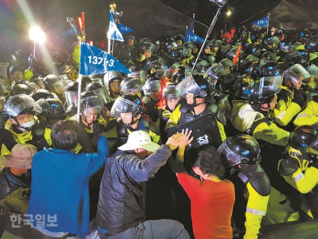 사드(THAAD·고고도미사일방어체계) 발사대 4기 추가배치가 예정된 7일 오전 경북 성주군 초전면 소성리 마을회관 앞에서 경찰이 사드배치 반대 집회 참가자들을 해산시키고 있다. 성주=홍인기 기자