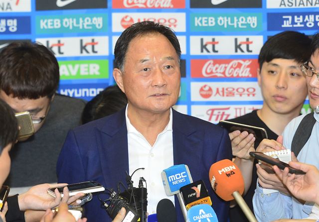 김호곤 대한축구협회장이 7일 인천국제공항을 통해 귀국해 인터뷰하고 있다. 영종도=뉴시스