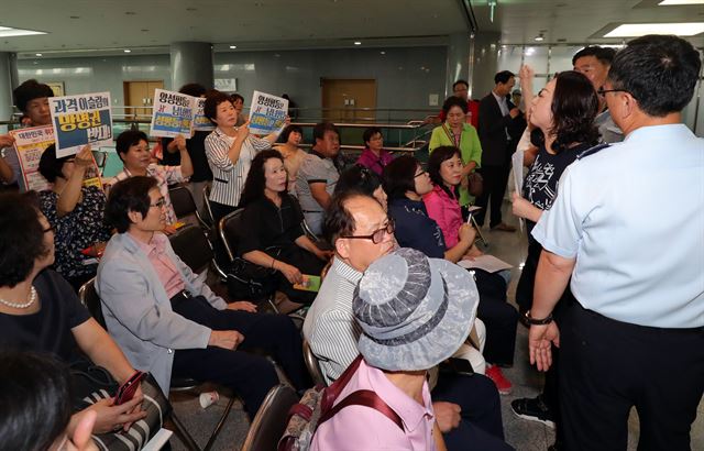 7일 전북 전주시 전북도청에서 열린 '전북 헌법개정 국민대토론회'를 찾은 사람들이 토론회장 앞에서 동성애와 다문화 등에 반대하는 피켓을 들며 구호를 외치고 있다. 전주=뉴스1