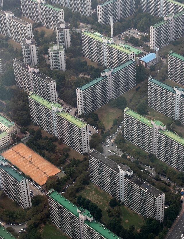 7일 오후 서울 송파구 잠실롯데월드타워 서울 스카이에서 바라본 잠실주공 5단지 아파트 전경. 뉴스1