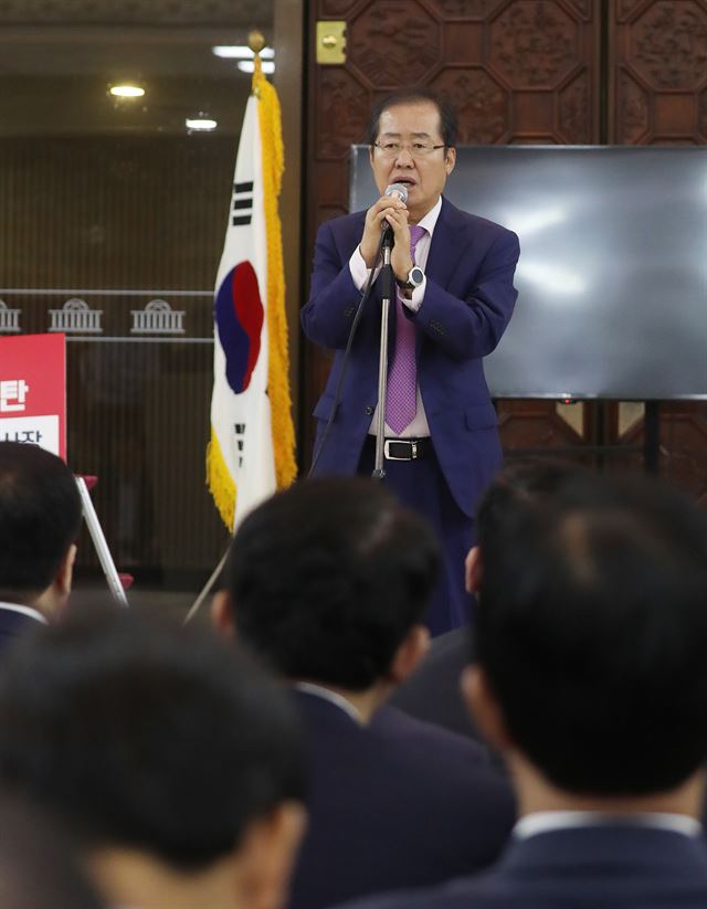 자유한국당 홍준표 대표가 8일 국회 로텐더홀에서 열린 보이스 오브 자유한국 릴레이 발언대 행사에 참석, 발언하고 있다. 연합뉴스