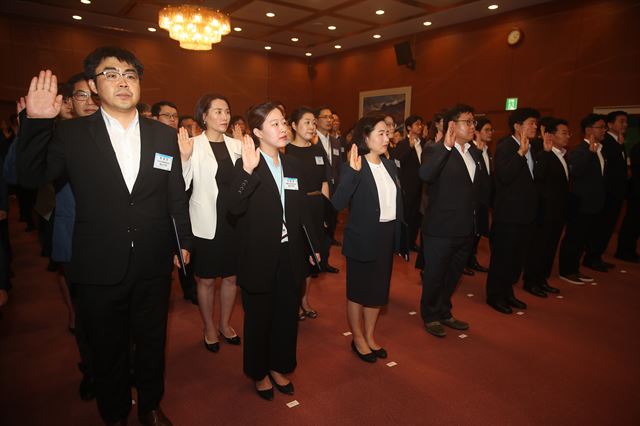 9일 서울 도렴동 외교부 청사에서 열린 추계 부임자 임용장 수여 및 선서식에서 공관 부임자들이 부임 선서를 하고 있다. 연합뉴스