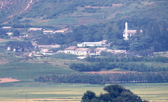 북한 정권 수립 기념일을 하루 앞둔 8일 오후 경기도 파주시 오두산 통일전망대에서 바라본 북한 황해북도 개풍군 모습. 파주=연합뉴스