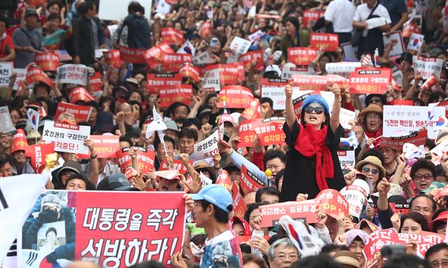 자유한국당 의원과 당원들이 9일 서울 강남구 코엑스몰 앞에서 열린 ‘5천만 핵 인질·공영방송장악 저지’ 국민보고대회에서 구호를 외치고 있다. 연합뉴스